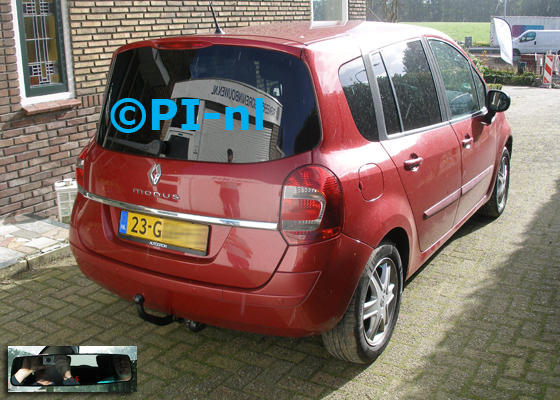 Parkeersensoren ingebouwd door PI-nl in een Renault Modus Grand TCE Dynamique 1.2 uit 2008. De display (set A 2017) werd op de binnenspiegel gemonteerd.