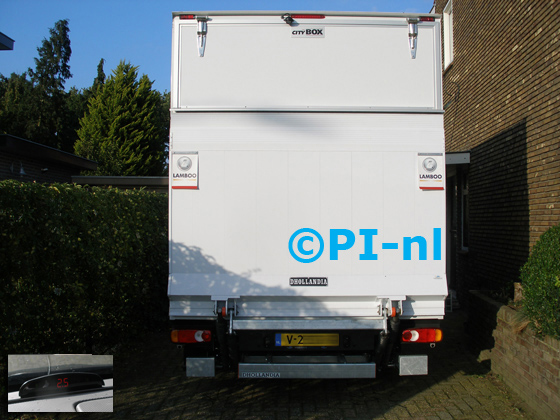 Parkeersensoren ingebouwd door PI-nl in een Renault Master Bakwagen (nieuw) uit 2017. De display (set A 2017) werd in de bovenste console gemonteerd. Voor de buitenste sensoren werden beugeltjes gebruikt. 