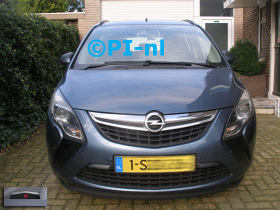 Parkeersensoren ingebouwd door PI-nl in de voorbumper van een Opel Zafira Tourer uit 2013. De display (basis-set 2017) werd linksvoor op het dashboard gemonteerd.