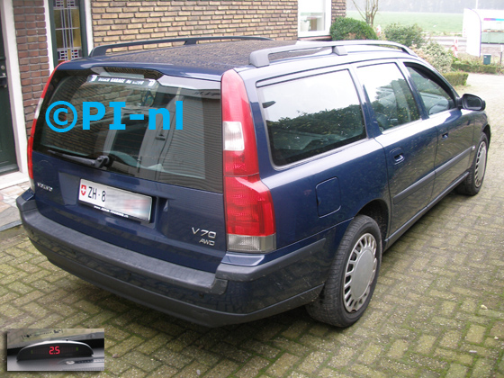 Parkeersensoren ingebouwd door PI-nl in een Volvo V70 uit 2001. De display (set A 2017) werd linksvoor bij de a-stijl gemonteerd.