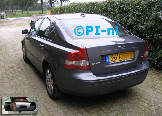 Parkeersensoren ingebouwd door PI-nl in een Volvo S40 uit 2005. De display (set A 2017) werd op de binnenspiegel gemonteerd.