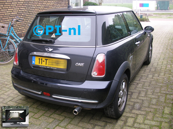 Parkeersensoren ingebouwd door PI-nl in een Mini One met canbus uit 2006. De monitor (set G 2017) is van de set met camera en sensoren.