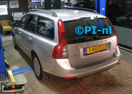 Parkeersensoren ingebouwd door PI-nl in een Volvo V50 uit 2010. De display (set A 2017) werd linksvoor bij de a-stijl gemonteerd. Er werden standaard licht-zilveren sensoren gemonteerd.