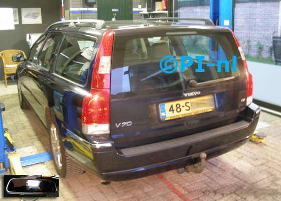 OEM-parkeersensoren ingebouwd door PI-nl in een Volvo V70 uit 2006. De spiegeldisplay (set I 2017) is van de set met camera en sensoren.