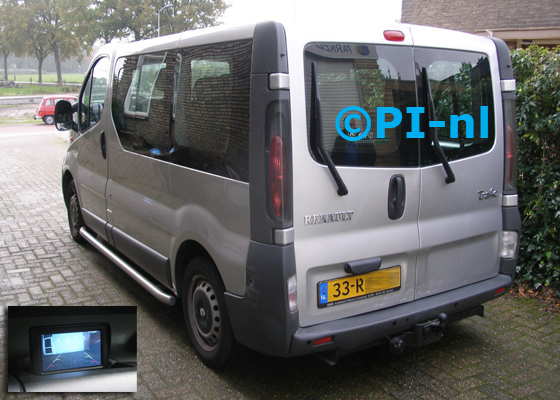 Parkeersensoren ingebouwd door PI-nl in een Renault Trafic met canbus uit 2005. De monitor (set D 2017) werd op de middenconsole gemonteerd.