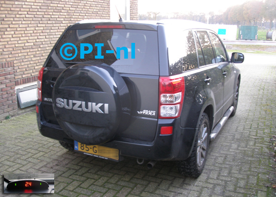 Parkeersensoren ingebouwd door PI-nl in een Suzuki Grand Vitara Limited uit 2008. De display (set A 2017) werd linksvoor bij de a-stijl gemonteerd.