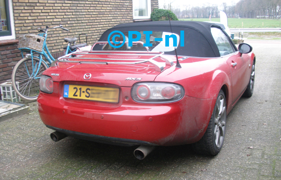 Parkeersensoren ingebouwd door PI-nl in een Mazda MX-5 NC uit 2006. De pieper (set E 2017) werd verstopt.
