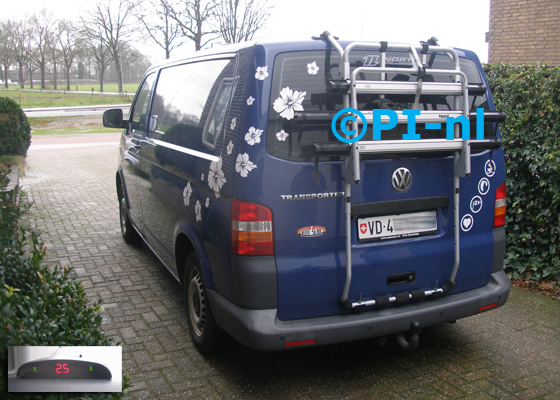 Parkeersensoren ingebouwd door PI-nl in een Volkswagen Transporter TDI camper uit 2008. De display (set A 2017) werd linksvoor bij de a-stijl gemonteerd.