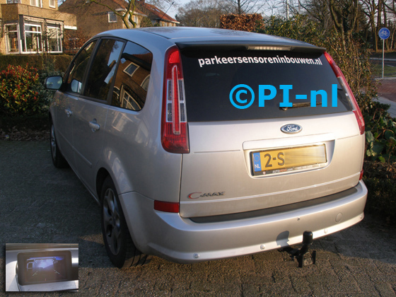 Parkeersensoren (set D 2018) ingebouwd door PI-nl in een Ford C-Max uit 2009. De kapotte Ford-set werd vervangen door een set van PI-nl, met bumpercamera en sensoren, en met een losse monitor op het dashboard.