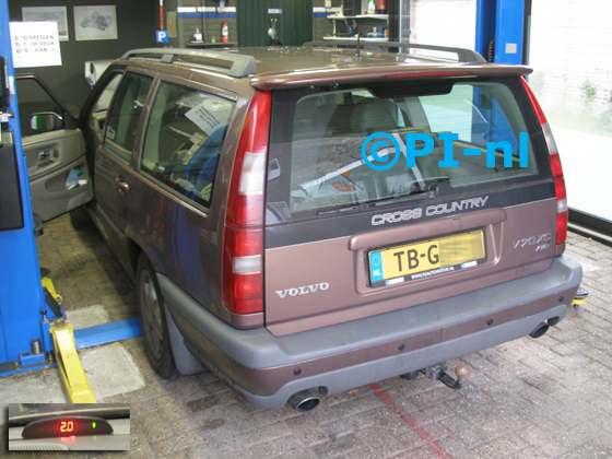 Parkeersensoren ingebouwd door PI-nl in een Volvo V70 XC AWD uit 1998. Een bestaand kapot systeem werd vervangen door een set van PI-nl. De display (set A 2018) werd linksvoor bij de a-stijl gemonteerd.