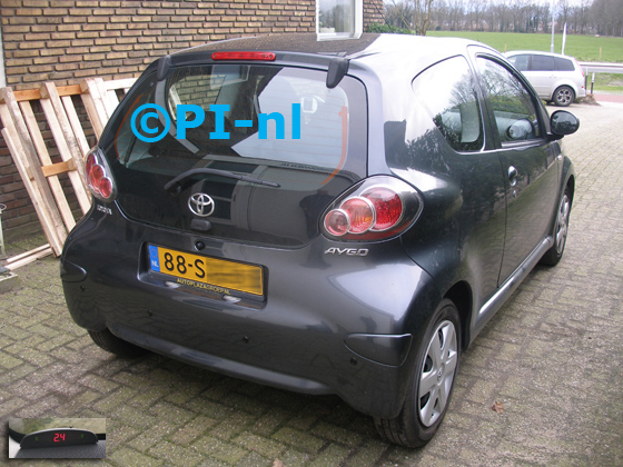 Parkeersensoren ingebouwd door PI-nl in een Toyota Aygo uit 2011. De display (set A 2018) werd linksvoor bij de a-stijl gemonteerd.