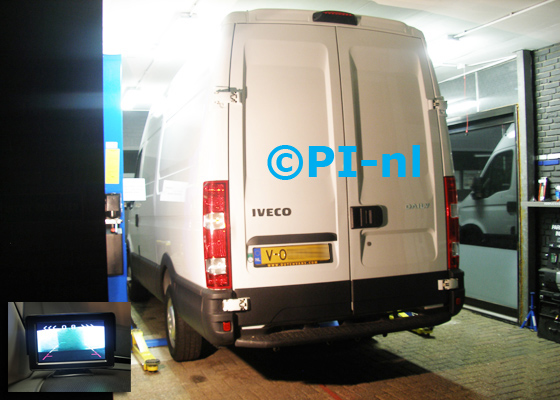 Parkeersensoren ingebouwd door PI-nl in een Iveco Daily (Fiat Ducato) met canbus uit 2014. De display / monitor (set D 2018) werd linksvoor bij de a-stijl gemonteerd en is van de set met camera en sensoren (in beugeltjes aan/onder de treeplank). 