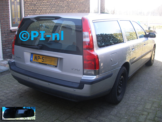 Parkeersensoren ingebouwd door PI-nl in een Volvo V70 uit 2002. De spiegeldisplay (set D 2018) is van de set met camera en sensoren.