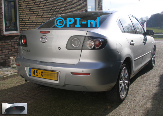 OEM-parkeersensoren ingebouwd door PI-nl in een Mazda 3 uit 2007. De display (set H 2018) werd linksvoor bij de a-stijl gemonteerd.