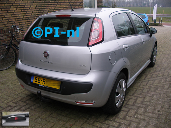 Parkeersensoren ingebouwd door PI-nl in een Fiat Punto Evo uit 2012. De display (set A 2018) werd linksvoor bij de a-stijl gemonteerd. De sensoren werden antraciet gespoten.