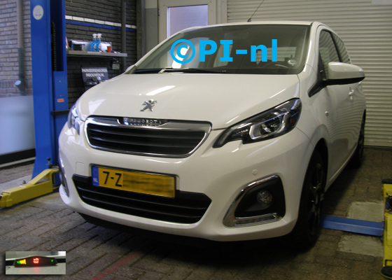 Parkeersensoren (basis-set 2018) ingebouwd door PI-nl in de voorbumper van een Peugeot 108 uit 2015. De display werd op het dashboard gemonteerd. Twee zwarte sensoren in het zwarte deel en twee wit gespoten sensoren.