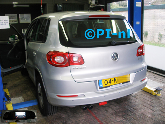 OEM-parkeersensoren (set I 2018) ingebouwd door PI-nl in een Volkswagen Tiguan met canbus uit 2009. De spiegeldisplay is van de set met bumpercamera en sensoren.