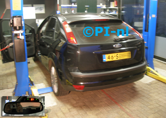 Parkeersensoren (set A 2018) ingebouwd door PI-nl in een Ford Focus hatchback uit 2006. De display werd op de binnenspiegel gemonteerd.