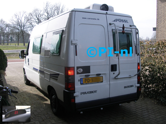 Parkeersensoren (set A 2018) ingebouwd door PI-nl in een Peugeot Boxer Pössl camper uit 2001. De display werd linksvoor bij de a-stijl gemonteerd. De sensoren werden in (beschilderbare) beugeltjes gehangen.