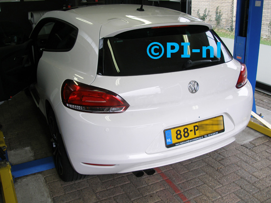 Parkeersensoren (set D 2018) ingebouwd door PI-nl in een Volkswagen Scirocco Highline met canbus uit 2011. Het beeld is van de set met sensoren en bumpercamera en werd aangesloten op het eigen scherm. De sensoren werden op verzoek hoger geplaatst dan standaard.