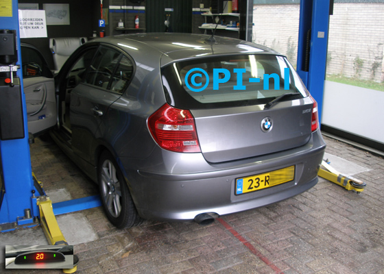 OEM-parkeersensoren (set H 2018) ingebouwd door PI-nl in een BMW 116i met canbus uit 2011. De display werd linksvoor bij de a-stijl gemonteerd.