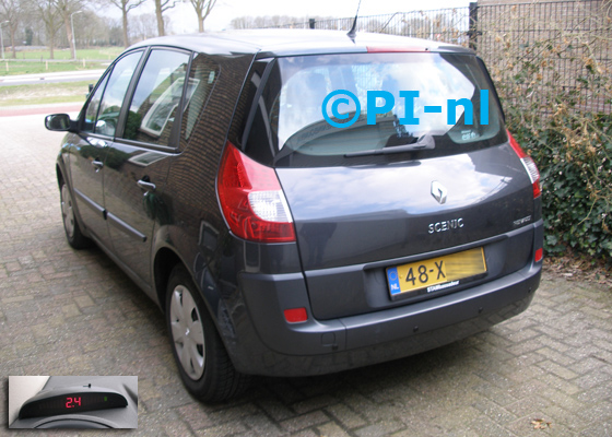 Parkeersensoren (set A 2018) ingebouwd door PI-nl in een Renault Scenic uit 2007. De display werd linksvoor bij de a-stijl gemonteerd.