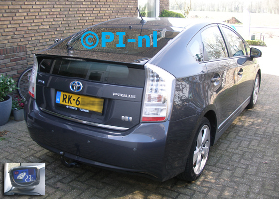Parkeersensoren (set B2 2018) ingebouwd door PI-nl in een Toyota Prius uit 2011. De display werd linksvoor bij de a-stijl gemonteerd.