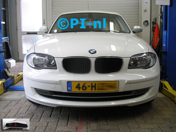 OEM-parkeersensoren (oem-set 2018) ingebouwd door PI-nl in de voorbumper van een BMW 116i Executive Automaat uit 2009. De mini-display werd linksvoor bij de a-stijl gemonteerd.