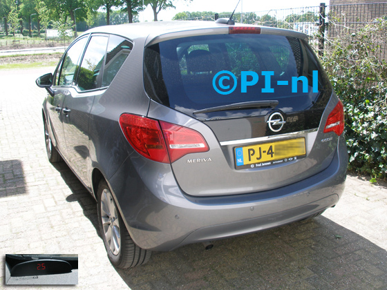Parkeersensoren (set A 2018) ingebouwd door PI-nl in een Opel Meriva met canbus uit 2016. De display werd linksvoor bij de a-stijl gemonteerd.