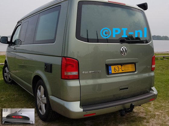 OEM-parkeersensoren (set H 2018) ingebouwd door PI-nl in een Volkswagen Transporter California camper (T5) met canbus uit 2010. De display werd linksvoor bij de a-stijl gemonteerd.