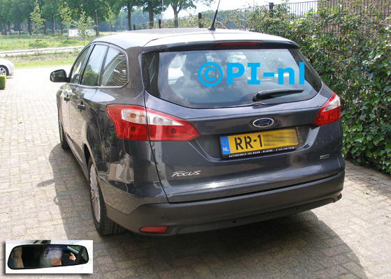 Parkeersensoren (set D 2018) ingebouwd door PI-nl in een Ford Focus Wagon uit 2013. De spiegeldisplay is van de set met bumpercamera en sensoren.