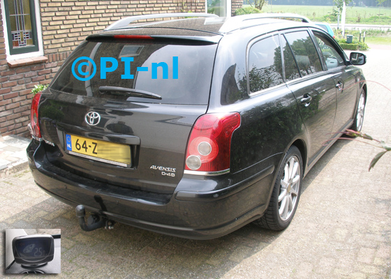 Parkeersensoren (set B2 2018) ingebouwd door PI-nl in een Toyota Avensis Wagon van 2008. De display werd linksvoor bij de a-stijl gemonteeerd.