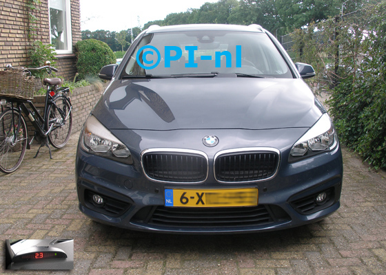 Parkeersensoren (basis-set A 2018) ingebouwd door PI-nl in de voorbumper van een BMW 218 Active Tourer uit 2014. De display werd linksvoor bij de a-stijl gemonteerd.