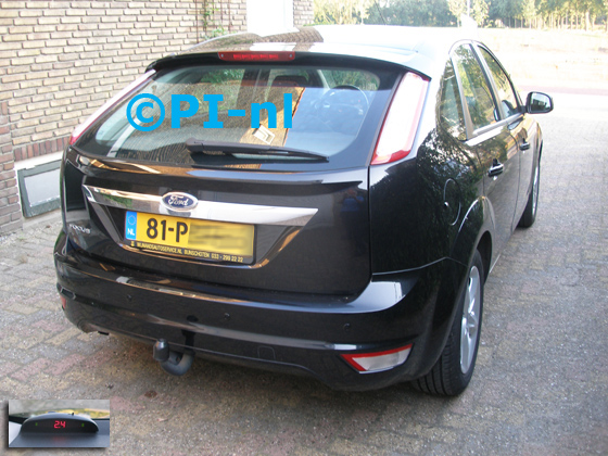 Parkeersensoren (set A 2018) ingebouwd door PI-nl in een Ford Focus hatchback uit 2011. De display werd linksvoor bij de a-stijl gemonteerd.