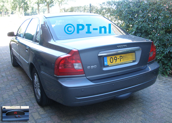 Parkeersensoren (set A 2018) ingebouwd door PI-nl in een Volvo S80 uit 2005. De display werd midden op het dashboard gemonteerd.