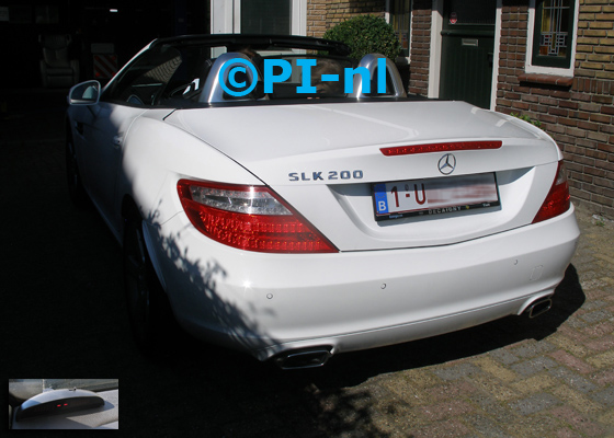 OEM-parkeersensoren (set H 2018) ingebouwd door PI-nl in een Mercedes SLK 200 cabriolet met canbus uit 2014. De display werd linksvoor bij de a-stijl gemonteerd.