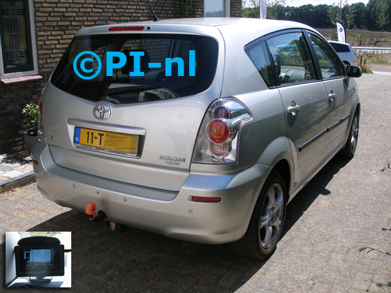 Parkeersensoren (set D 2018) ingebouwd door PI-nl in een Toyota Verso uit 2006. De monitor is van de set met bumpercamera en sensoren. Er werden standaard zilveren sensoren gemonteerd.