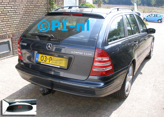 Parkeersensoren (set A 2018) ingebouwd door PI-nl in een Mercedes-Benz C180 Combi uit 2004. De display werd linksvoor bij de a-stijl gemonteerd.