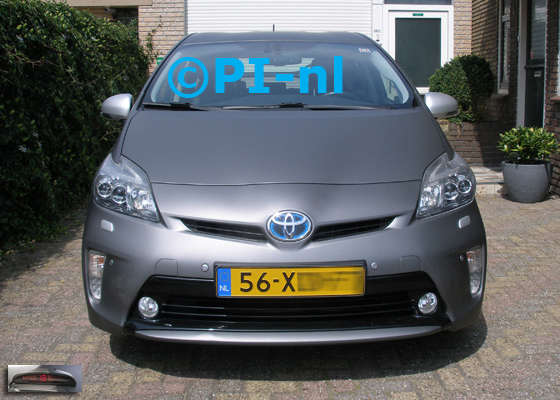 Parkeersensoren (set A 2018) ingebouwd door PI-nl in de voorbumper van een Toyota Prius uit 2012. De display werd linksvoor bij de a-stijl gemonteerd.