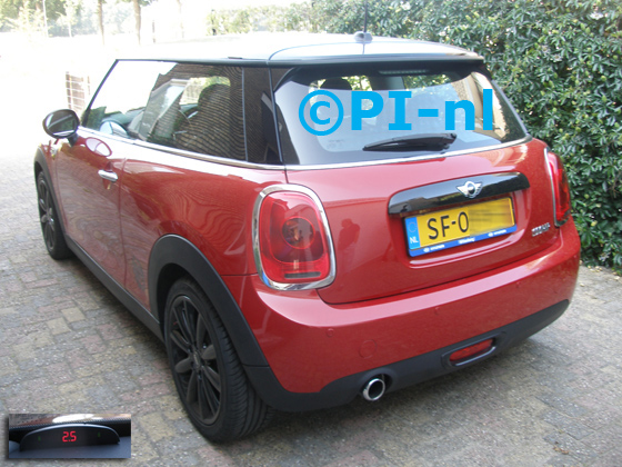 Parkeersensoren (set A 2018) ingebouwd door PI-nl in een Mini Cooper met canbus uit 2014. De display werd linksvoor bij de a-stijl gemonteerd.