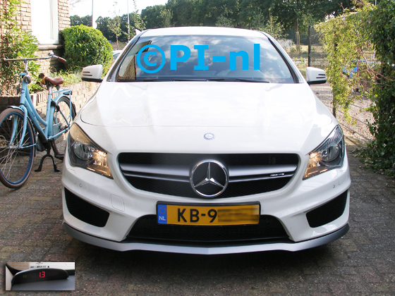 OEM-parkeersensoren (set H 2018) ingebouwd door PI-nl in een de voorbumper Mercedes-Benz CLA 200 ('AMG') uit 2012. De display werd linksvoor op het dashboard gemonteerd. Er werden twee witte en twee zwarte sensoren gemonteerd.