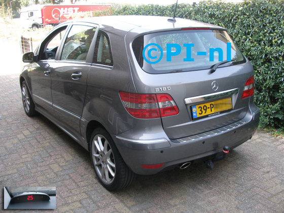 Parkeersensoren (set A 2018) ingebouwd door PI-nl in een Mercedes-Benz B180 met canbus uit 2011. De display werd linksvoor bij de a-stijl gemonteerd.