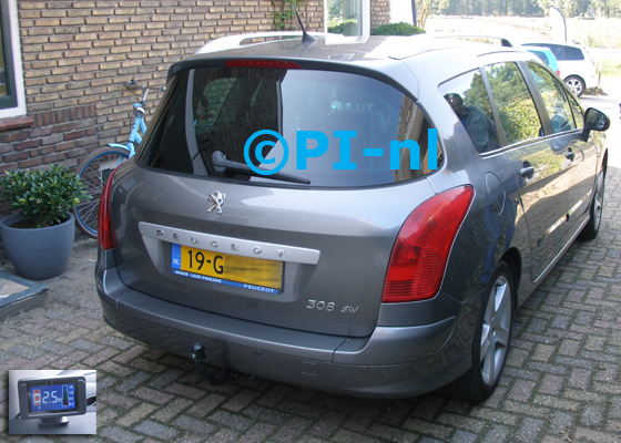 Parkeersensoren (set B1 2018) ingebouwd door PI-nl in een Peugeot 308 SW met canbus uit 2008. De display werd linksvoor bij de a-stijl gemonteerd.