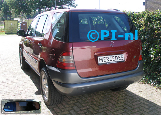 Parkeersensoren (set D 2018) ingebouwd door PI-nl in een Mercedes-Benz ML 320 met canbus uit 2001. De spiegeldisplay is van de set met bumpercamera en sensoren.