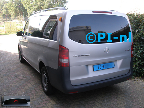 Parkeersensoren (set A 2018) ingebouwd door PI-nl in een Mercedes-Benz Vito Tourer uit 2015 met canbus. De display werd linksvoor bij de a-stijl gemonteerd. De sensoren werden antraciet gespoten.