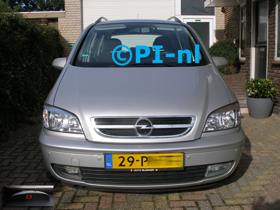 Parkeersensoren (set A 2018) ingebouwd door PI-nl in de voorbumper van een Opel Zafira uit 2004. De display werd linksvoor bij de voorste a-stijl gemonteerd.