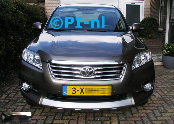 Parkeersensoren (set A 2018) ingebouwd door PI-nl in de voorbumper van een Toyota RAV4 uit 2012. De display werd linksvoor bij de a-stijl gemonteerd.