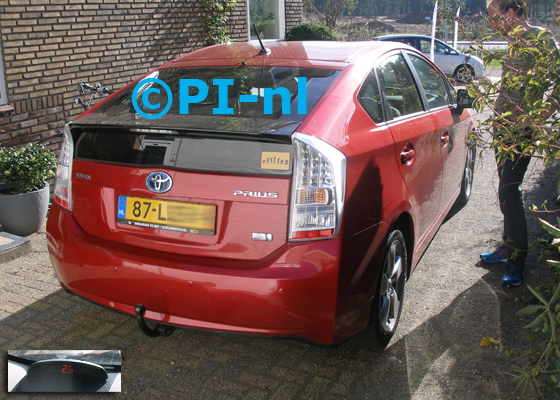 Parkeersensoren (set A 2018) ingebouwd door PI-nl in een Toyota Prius uit 2010. De display werd linksvoor bij de a-stijl gemonteerd.