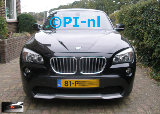 Parkeersensoren (set A 2018) ingebouwd door PI-nl in de voorbumper van een BMW X1 uit 2011. De display werd linksvoor bij de tweede a-stijl gemonteerd.