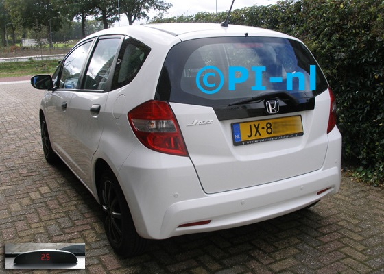 Parkeersensoren (set A 2018) ingebouwd door PI-nl in een Honda Jazz 1.2 Cool Plus uit 2013. De display werd linksvoor bij de a-stijl gemonteerd.